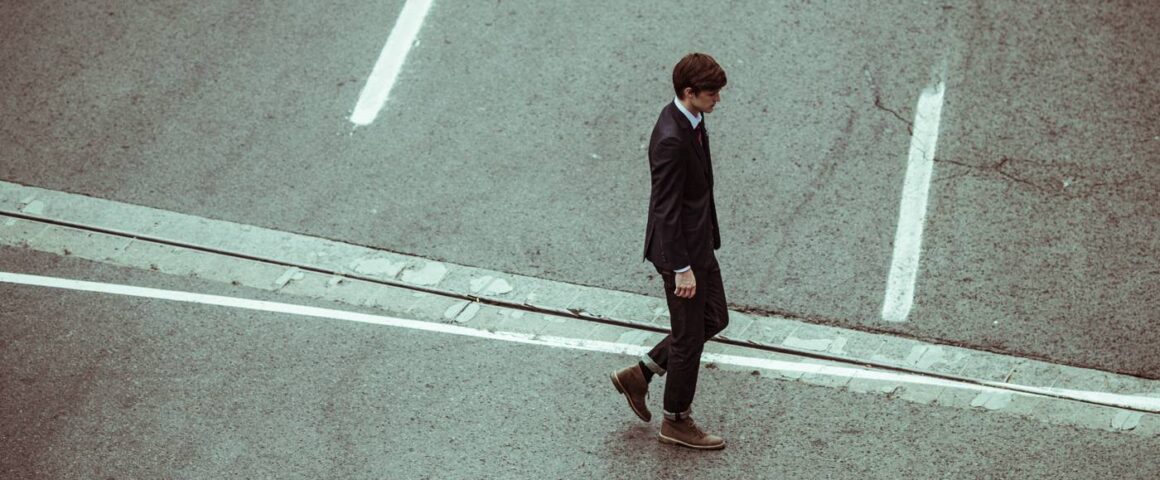 alejandroescamilla-dude-walkin