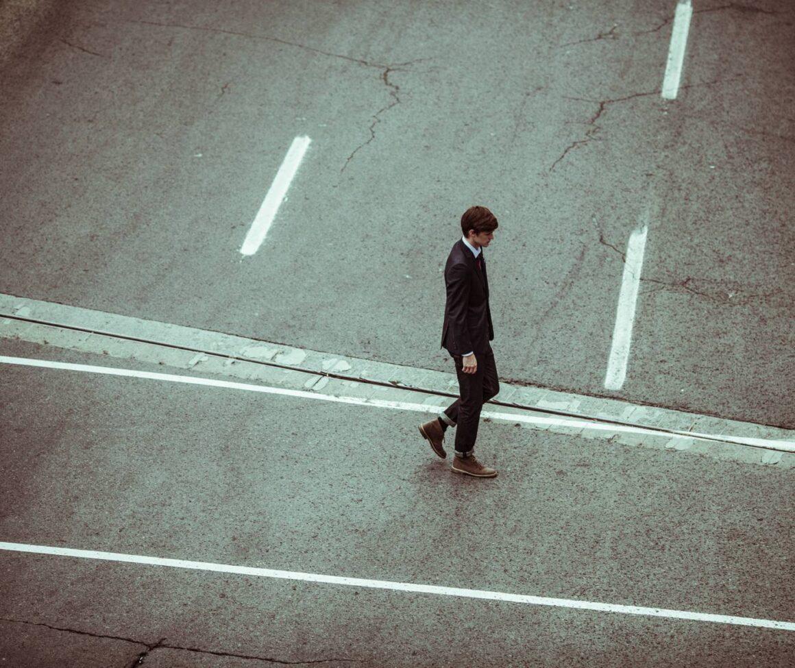 alejandroescamilla-dude-walkin